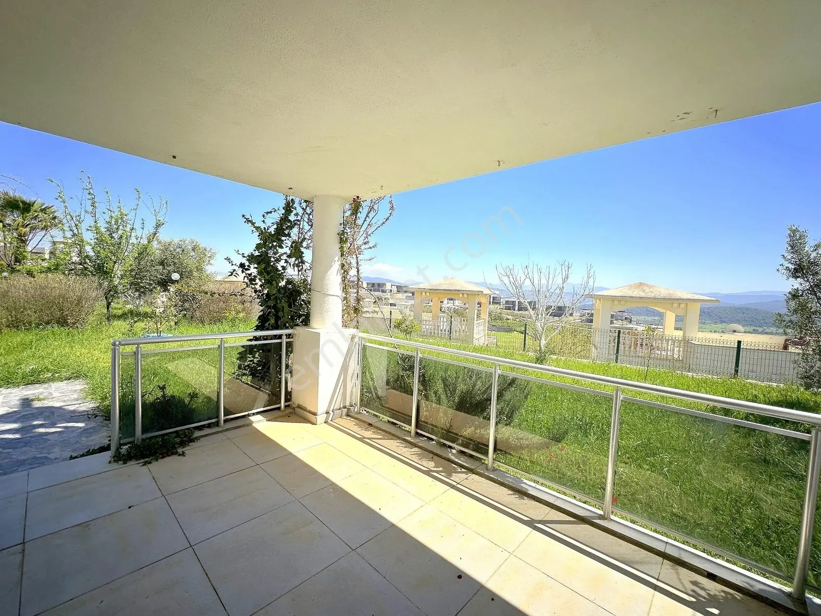 Adabükü Plajlı Sitede 400m2 Bahçeli Full Eşyalı Köşe Daire