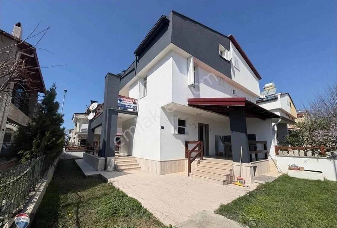 Kuşadası Pınarkent Sitesinde 4+1 Bahçeli Tripleks Villa |düşler Yakası Sahile 500 M | Yeni Tadilatl