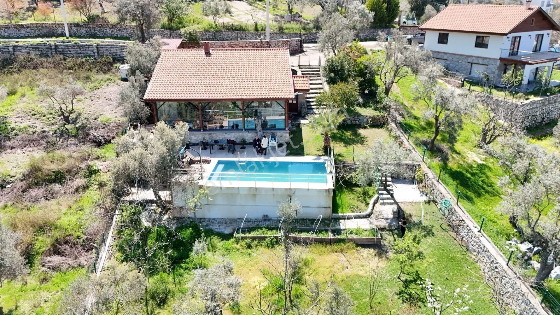 Satılık Kuşadası Kirazlı Köyünde 1.000 M² Arsa İçinde Taş Villa..