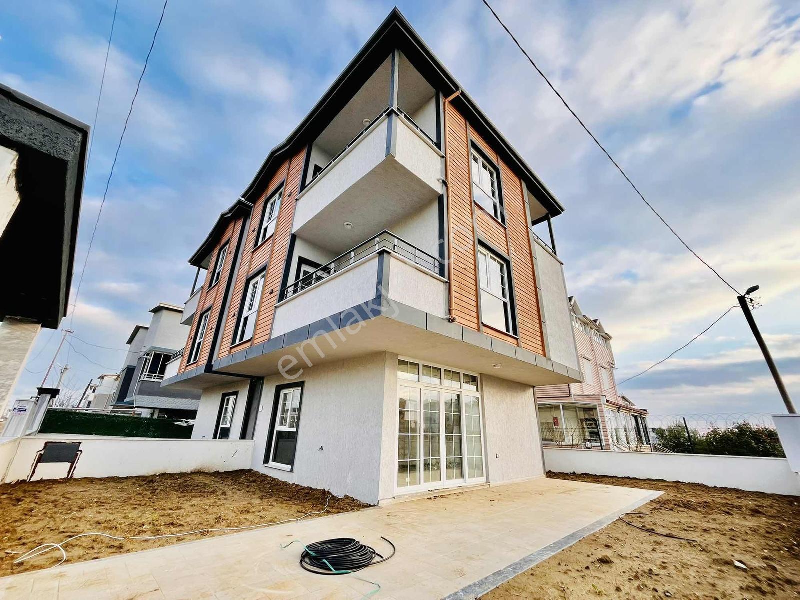 Re/max Kıyı Dan Satılık 4+1 Açık Otoparklı İskanlı Villa - Görsel 24