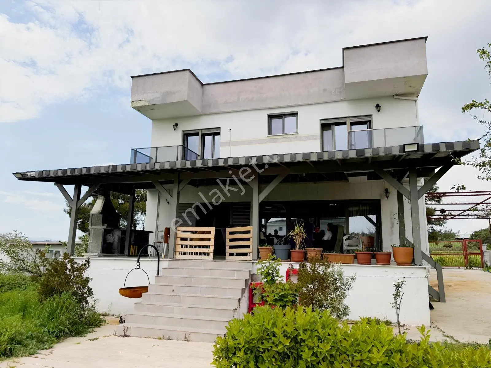 Buca Karacaagac'ta 1375 M2arsa İcinde 4+1 Havuzlu Lüx Villa