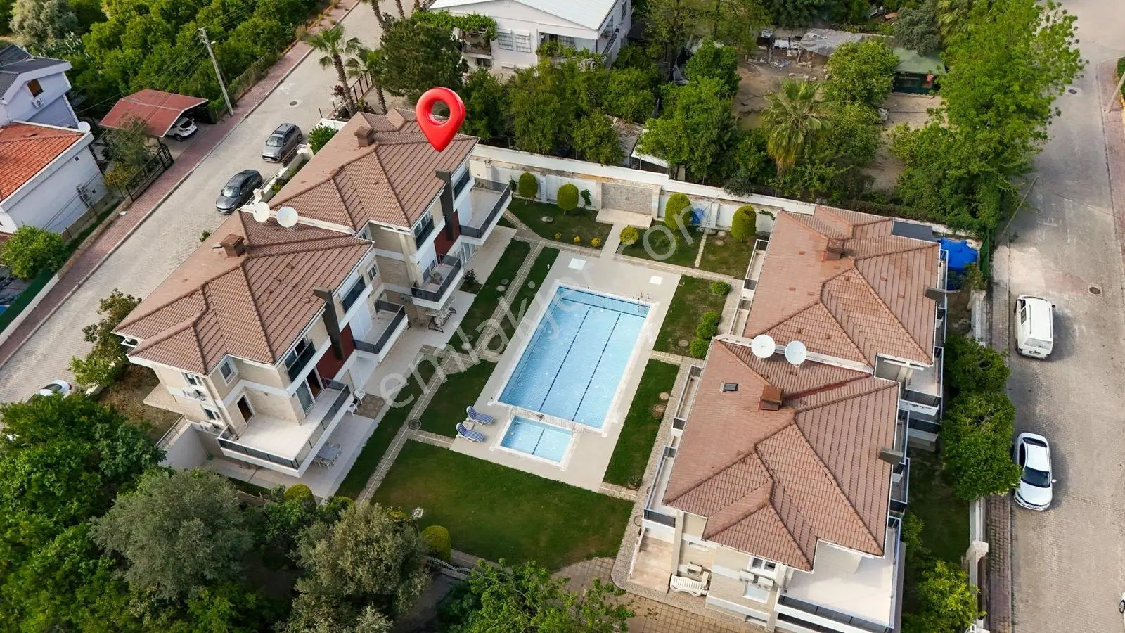 Göynükte Havuzlu Site İçinde Eşyalı 4+1 Tripleks Kiralık Villa