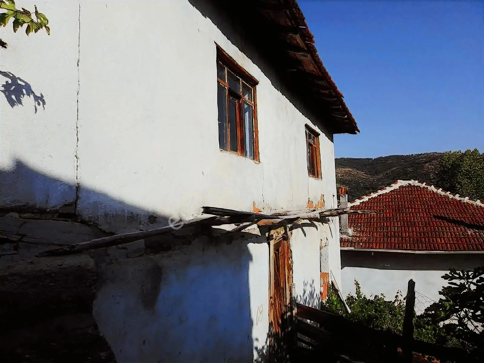 Dursunbey İlçesi Veliler Köyünde Avlulu Kerpiç Ev