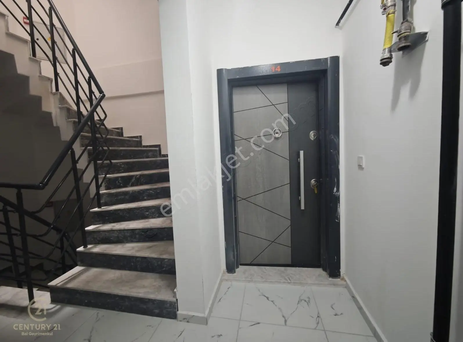 Century 21 Bal'dan 1.oruçgazı Mah. Arakat 2+1 Satılıkdaire