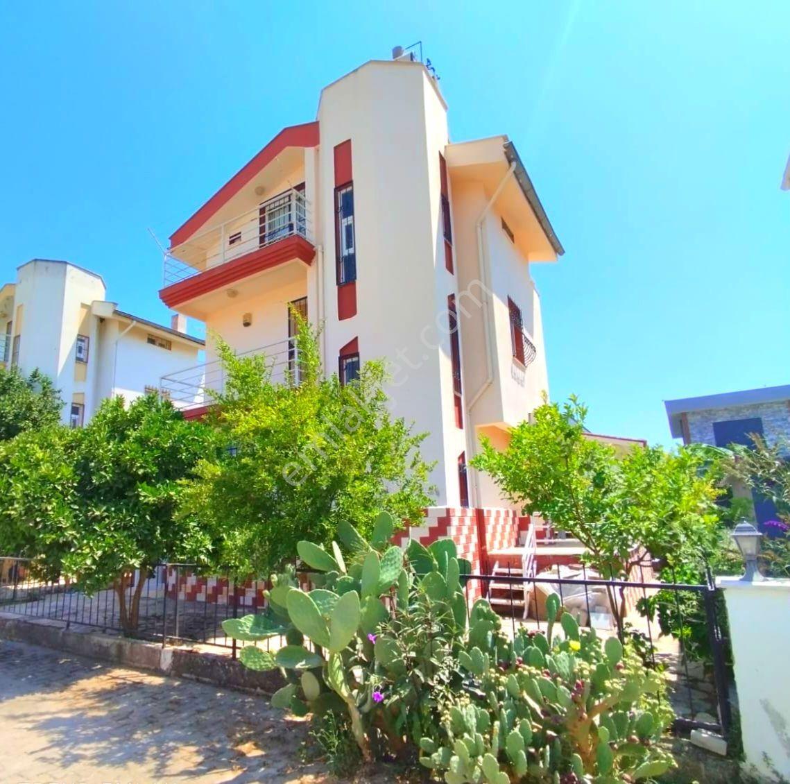 Kuşadasında Plaja Yakın Havuzlu Sitede Tek Müstakil 4+1 Villa - Görsel 7