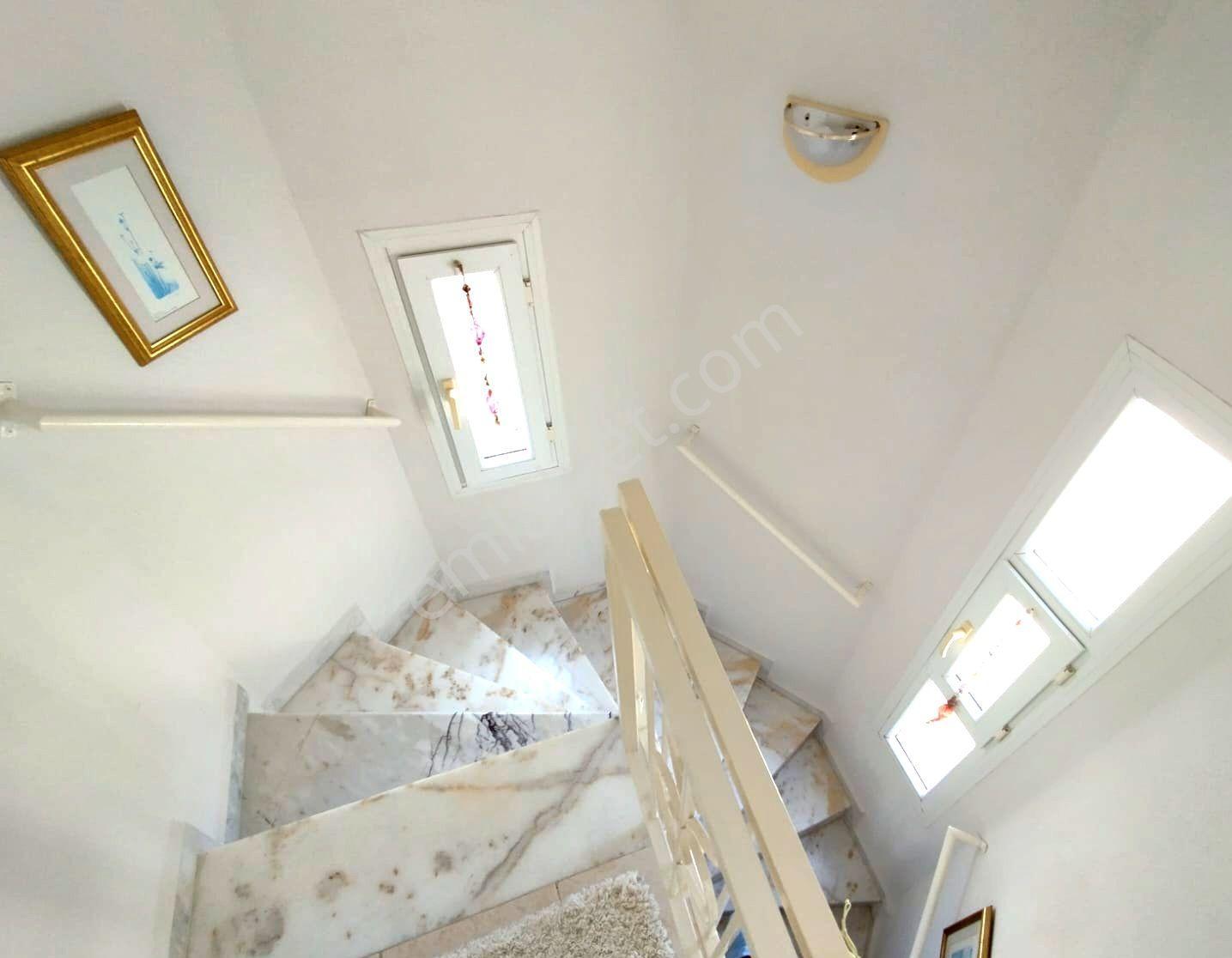 Kuşadasında Plaja Yakın Havuzlu Sitede Tek Müstakil 4+1 Villa - Görsel 29