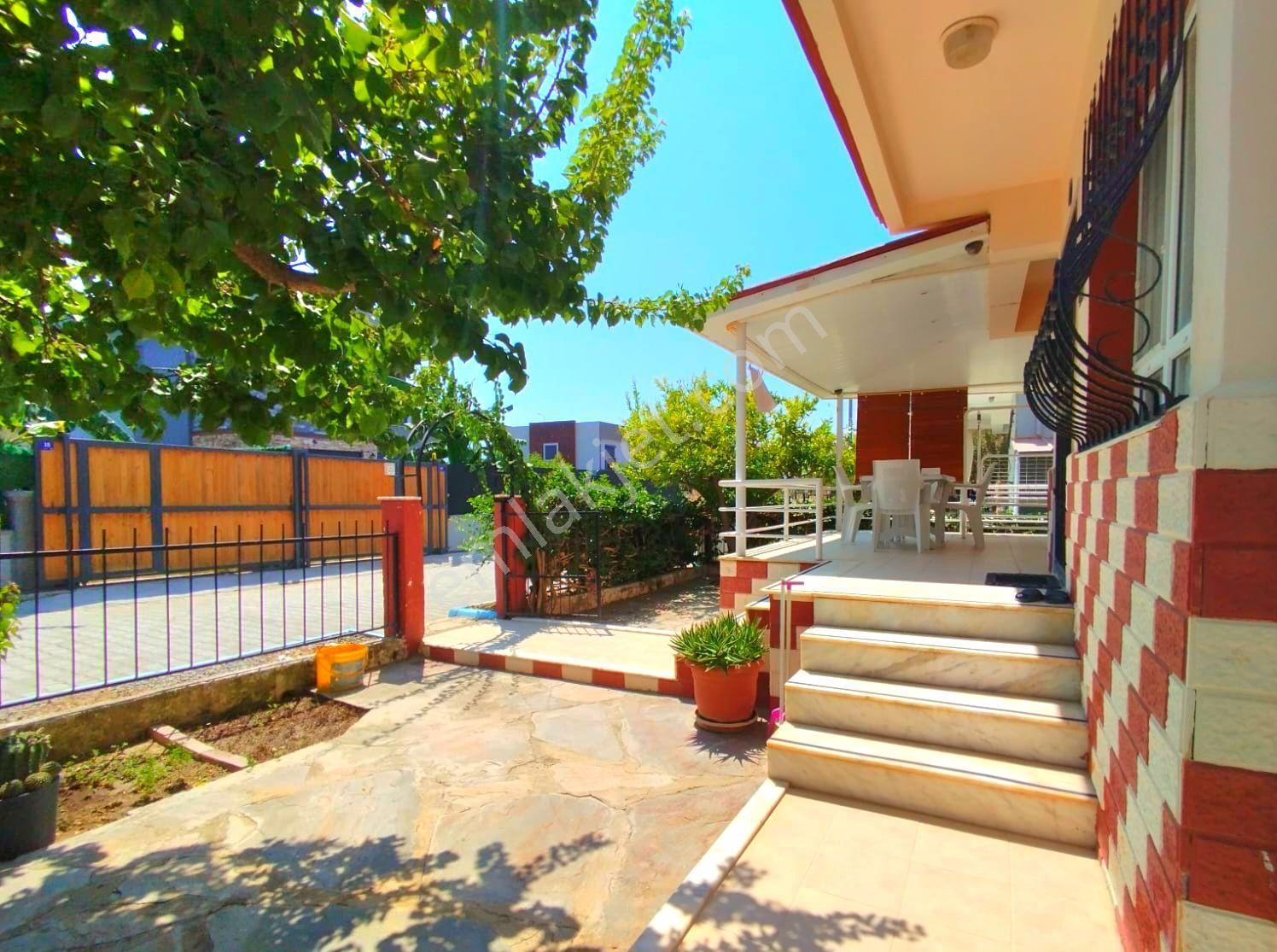 Kuşadasında Plaja Yakın Havuzlu Sitede Tek Müstakil 4+1 Villa - Görsel 12