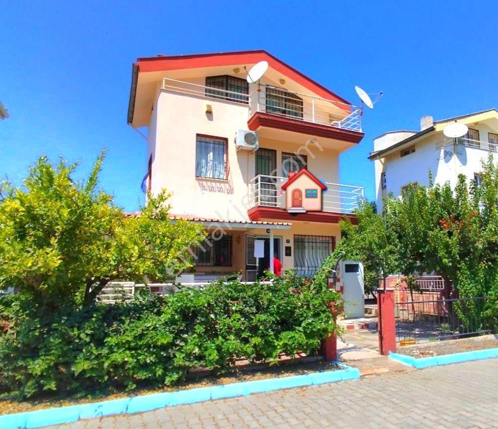 Kuşadasında Plaja Yakın Havuzlu Sitede Tek Müstakil 4+1 Villa