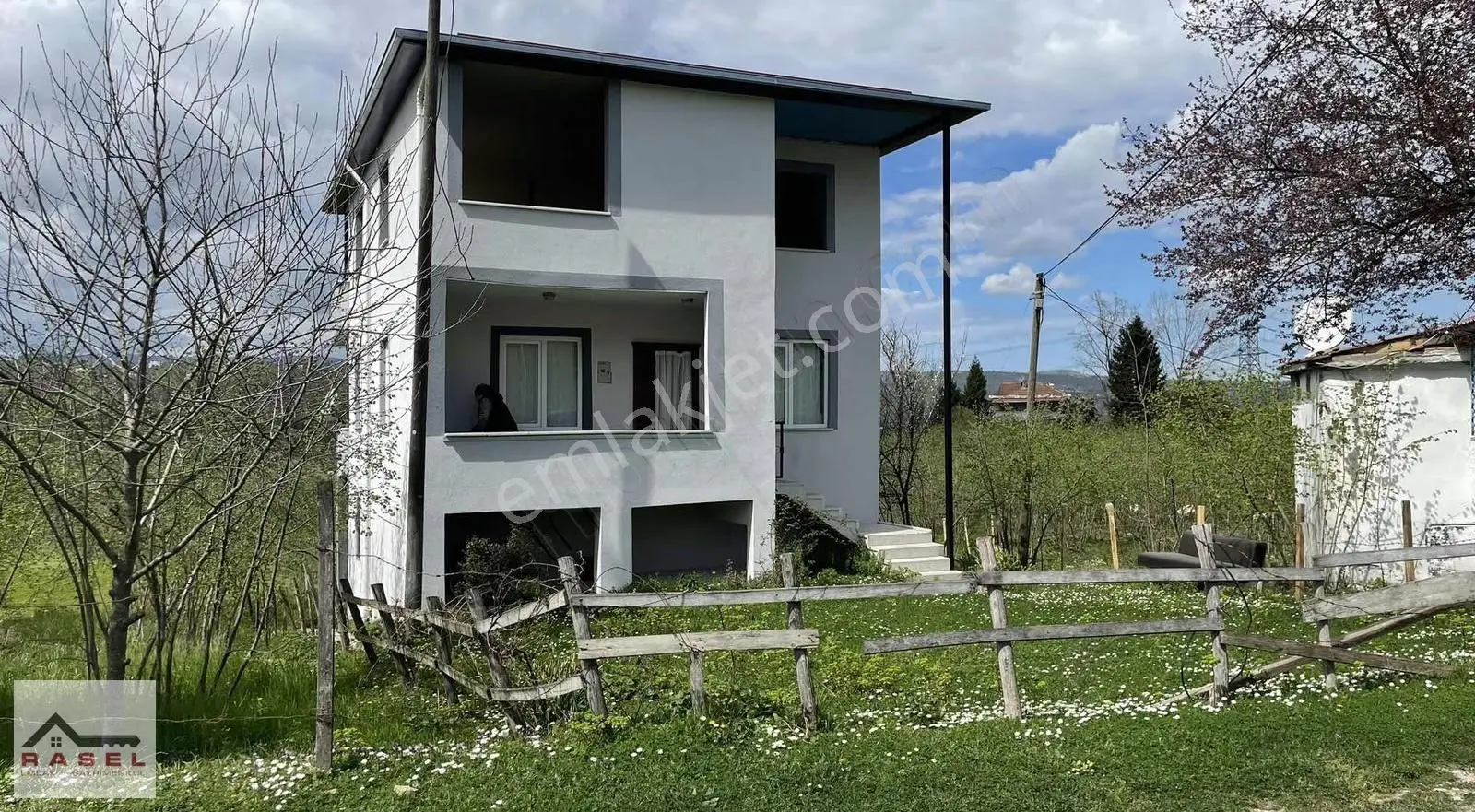 Uzunisa Mah 3 Katlı Ev 4.300 M2 Satılık Fırsat Arazi