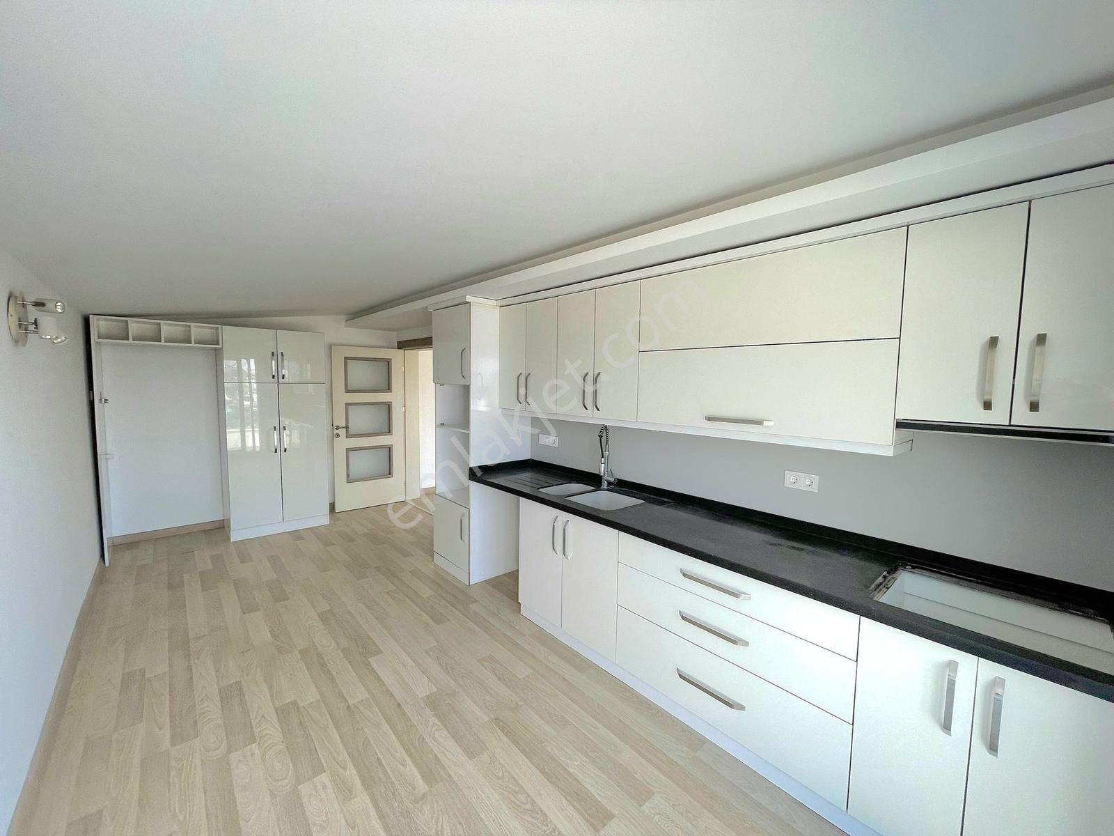 Kuşadası Merkezde 4+1 Deniz Manzaralı Çok Geniş Daire - Görsel 28