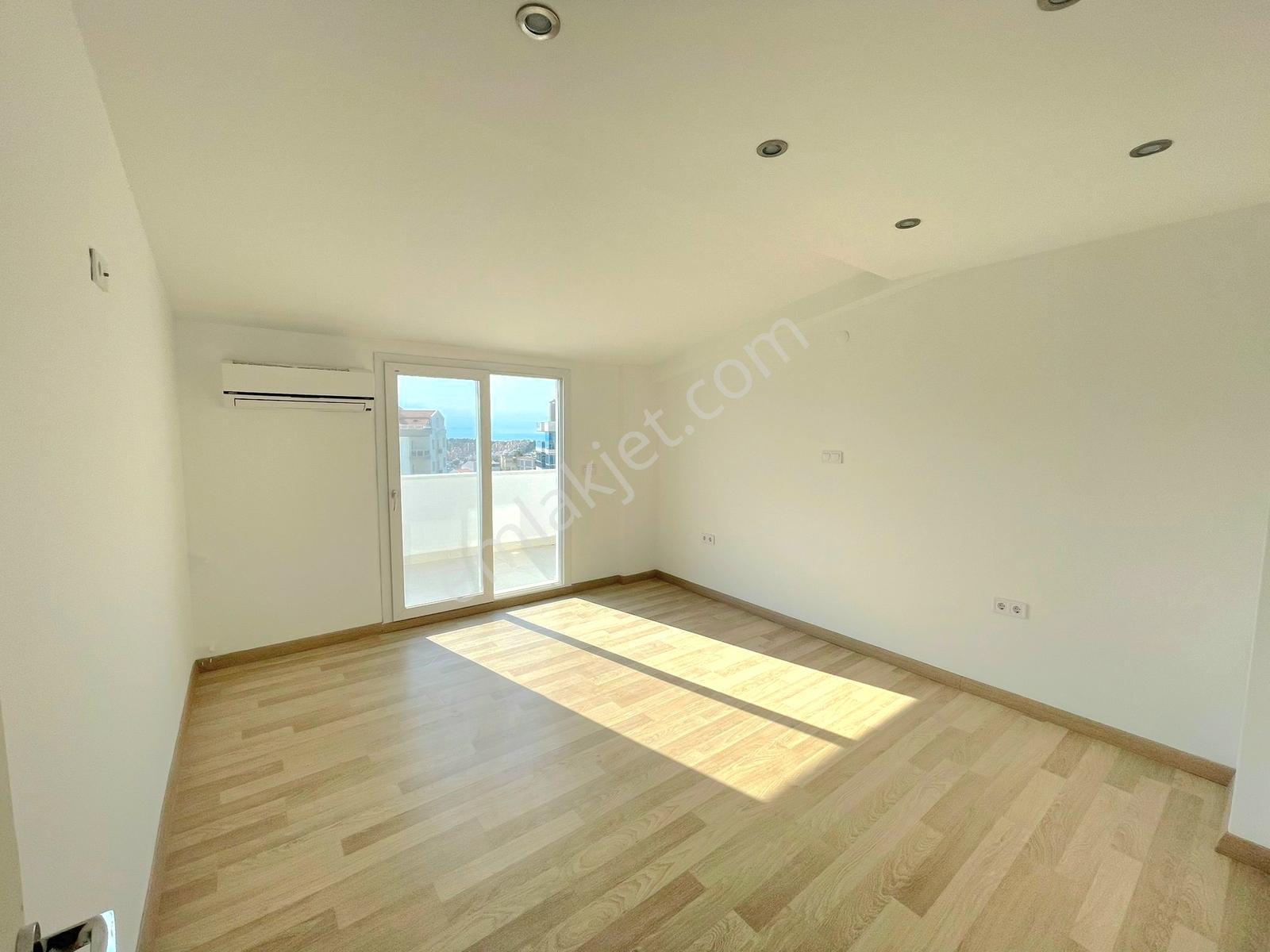 Kuşadası Merkezde 4+1 Deniz Manzaralı Çok Geniş Daire - Görsel 19