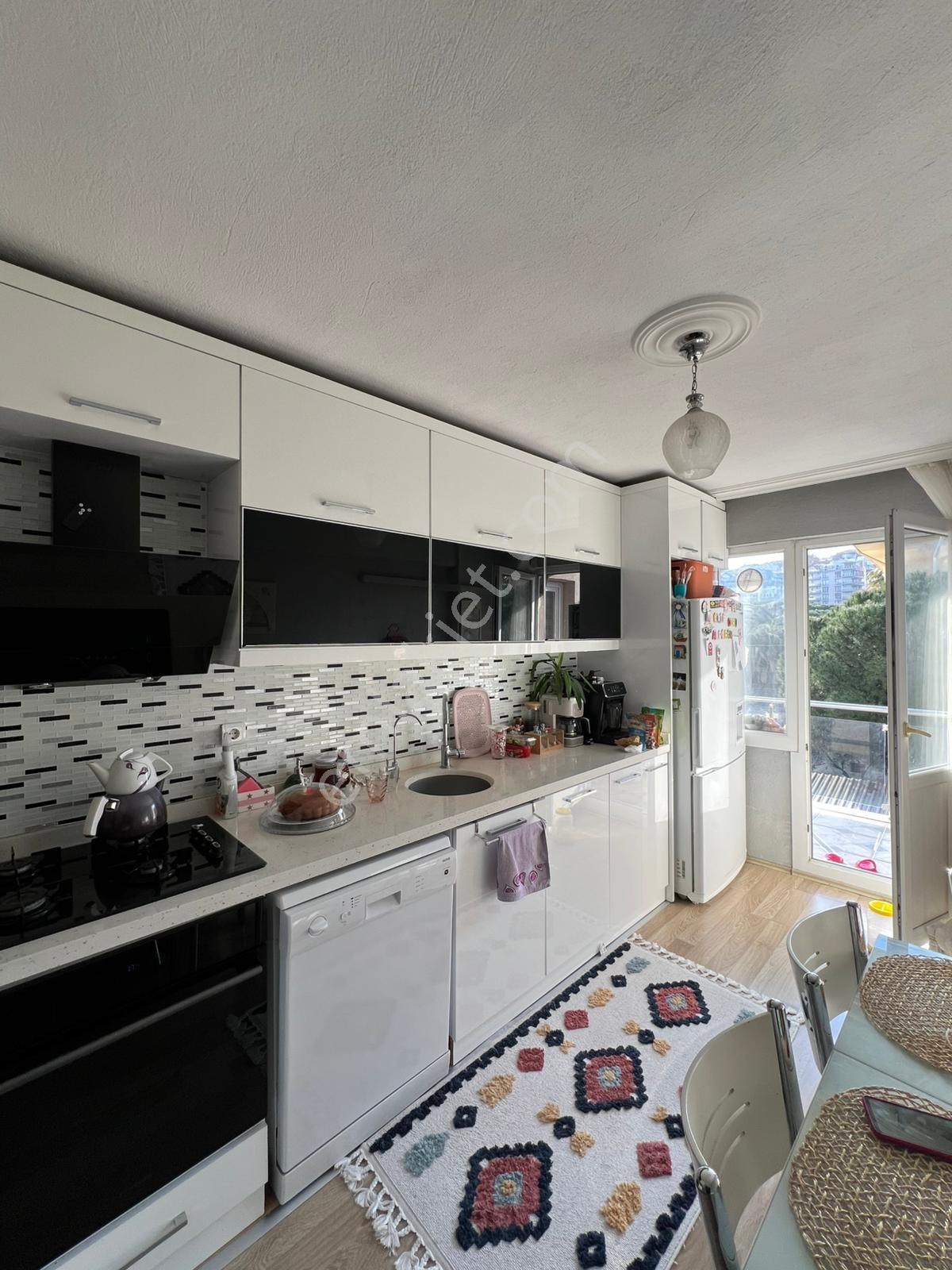 Bergama Maltepe Mahallesin'de Satılık Arakat 4+1 Daire