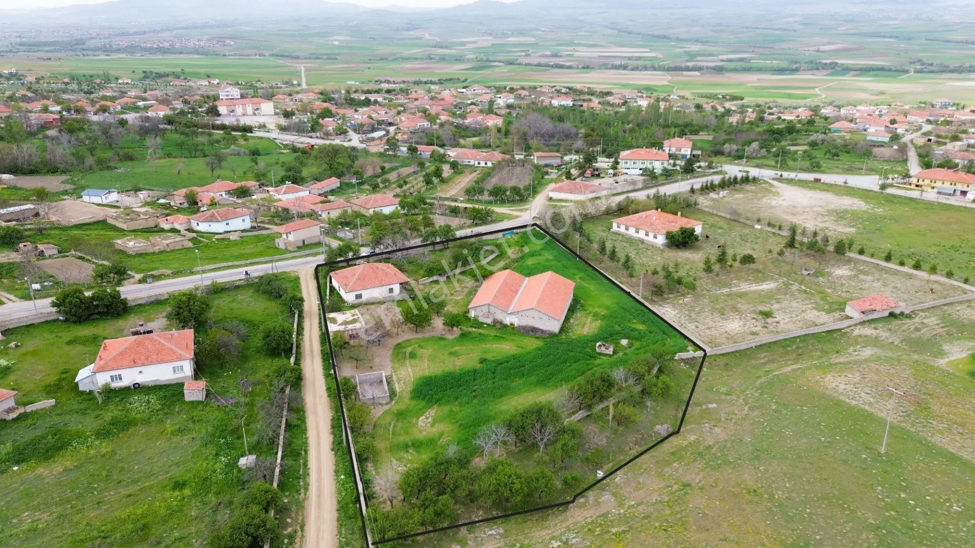 Ortaköy Sarıkaraman'da 6.000m2 Arsa İçinde Satılık Çiftlik Evi