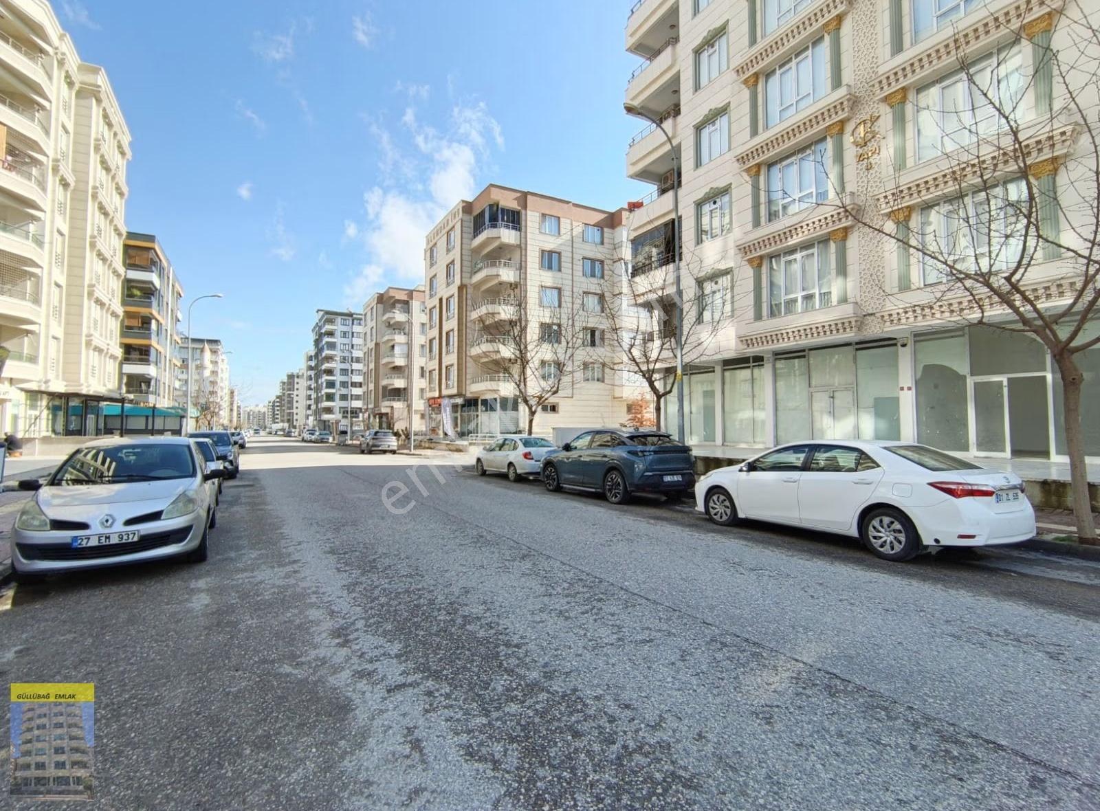 Atakent'te Geniş Bodrumlu Dükkan - Görsel 2