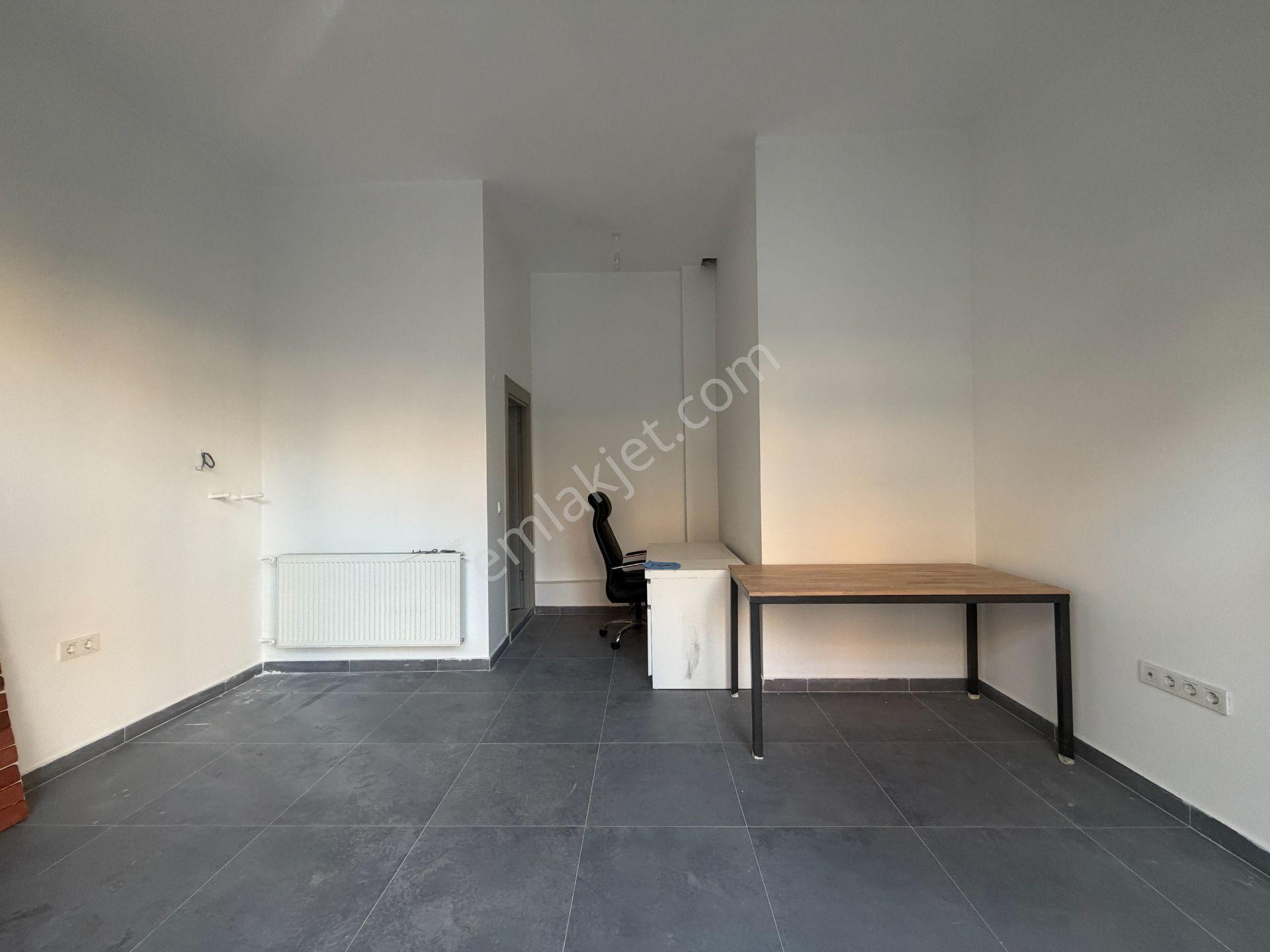 Merdivenköy Ressam Salih Cad. Üzeri Kiralık Ön Kullanımlı Dükkan - Görsel 11