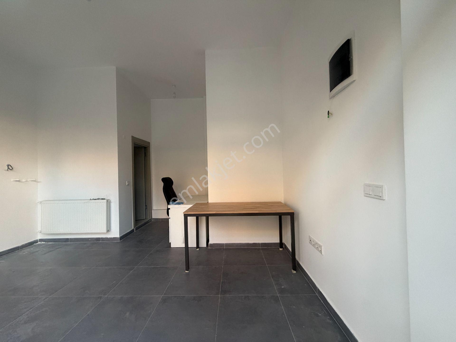 Merdivenköy Ressam Salih Cad. Üzeri Kiralık Ön Kullanımlı Dükkan - Görsel 10