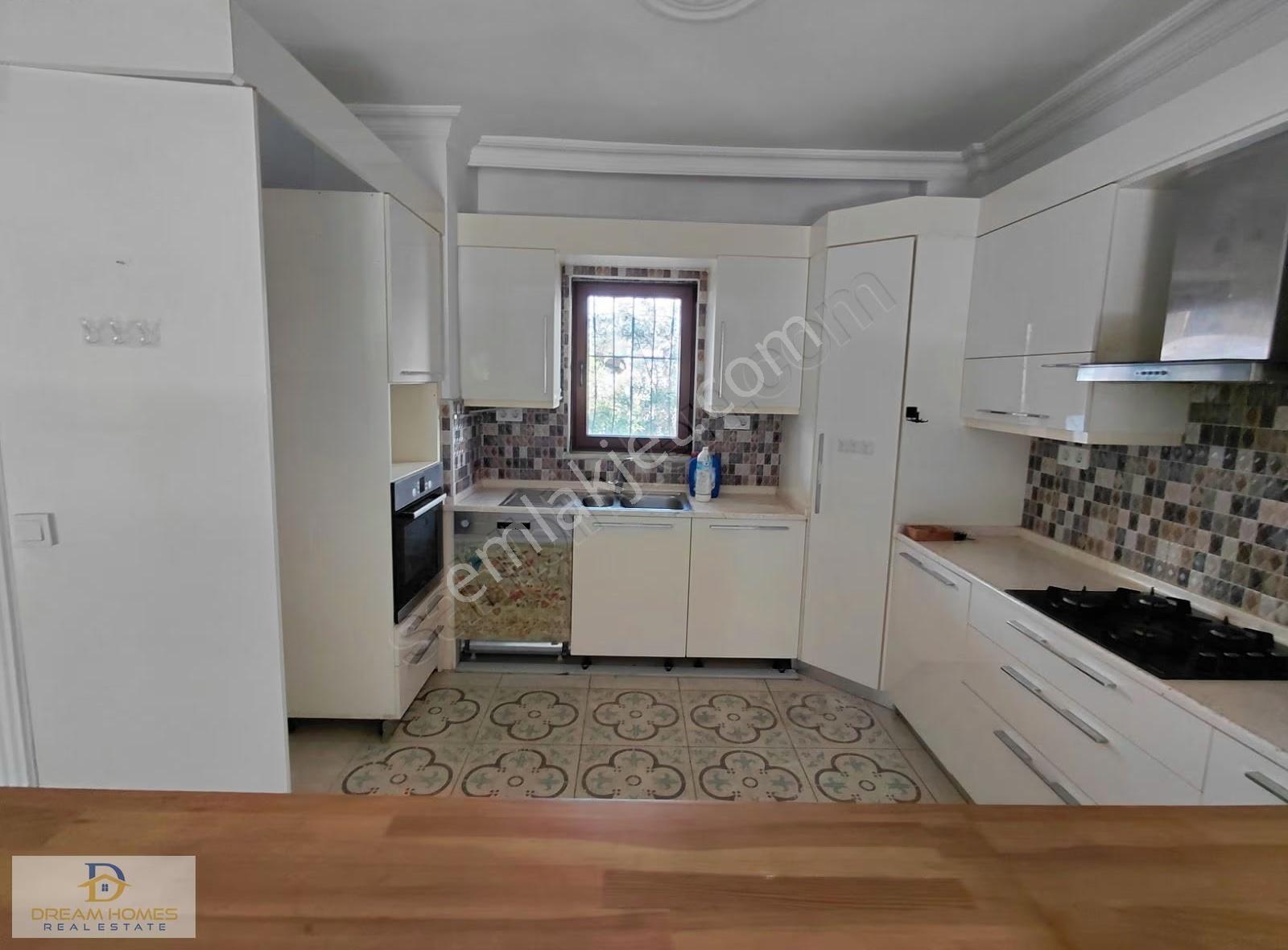 Merkezi Konumda, Havuzlu Sitede Satılık İkiz Villa