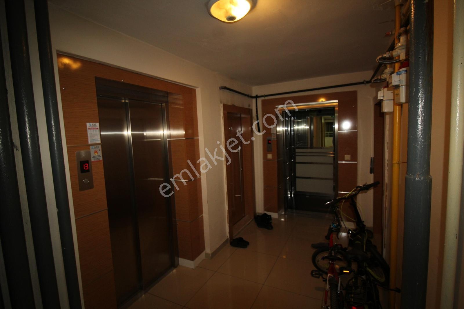 Krc'den Merkezi Konumda Manzaralı Lüks Sitede 4+1 Satılık Daire - Görsel 12