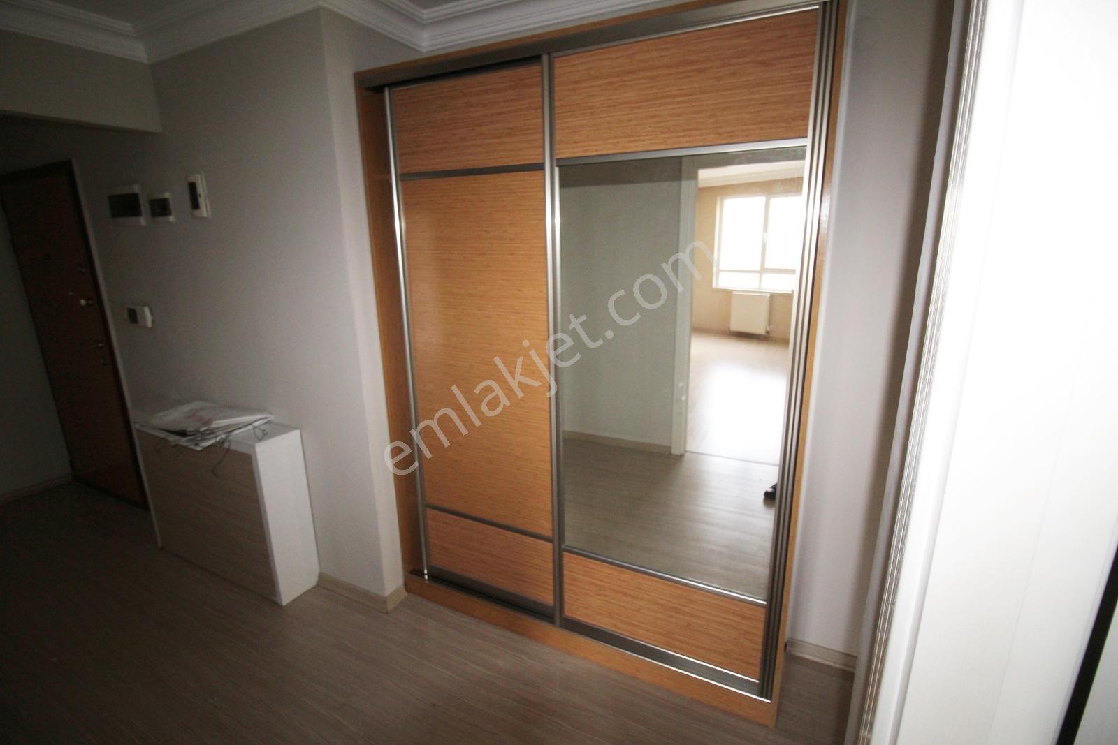 Krc'den Merkezi Konumda Manzaralı Lüks Sitede 4+1 Satılık Daire - Görsel 9