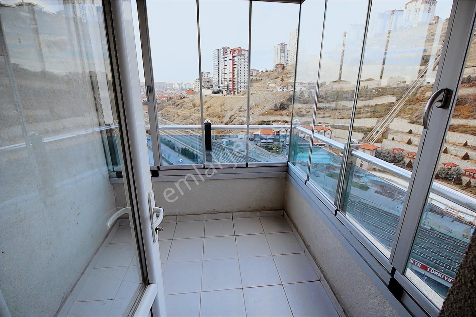 Krc'den Merkezi Konumda Manzaralı Lüks Sitede 4+1 Satılık Daire - Görsel 4