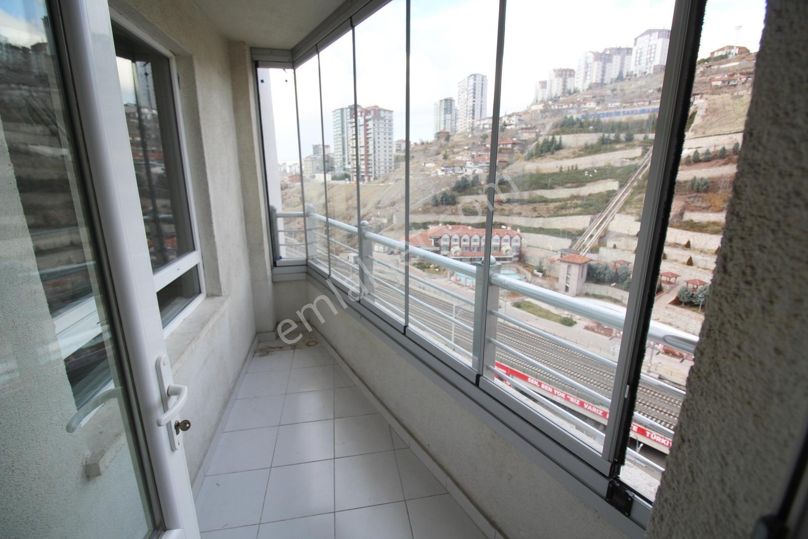 Krc'den Merkezi Konumda Manzaralı Lüks Sitede 4+1 Satılık Daire - Görsel 7