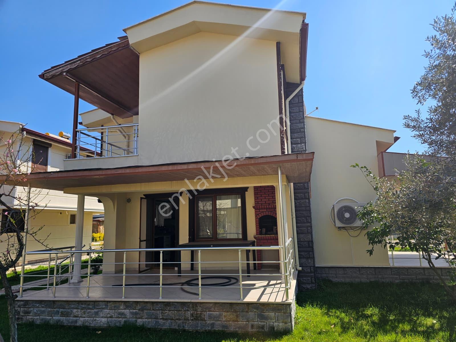Burhaniye Ören'de, Plaja Sıfır Site İçinde, Özel Mimari, Eşyalı Müstakil Satılık Villa - Görsel 3
