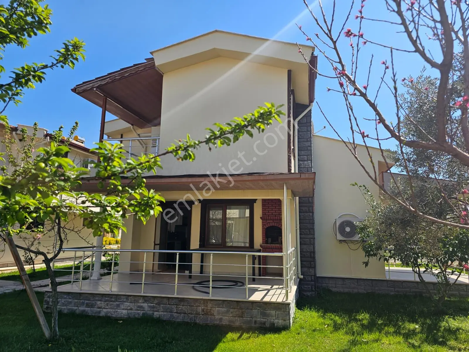 Burhaniye Ören'de, Plaja Sıfır Site İçinde, Özel Mimari, Eşyalı Müstakil Satılık Villa - Görsel 2