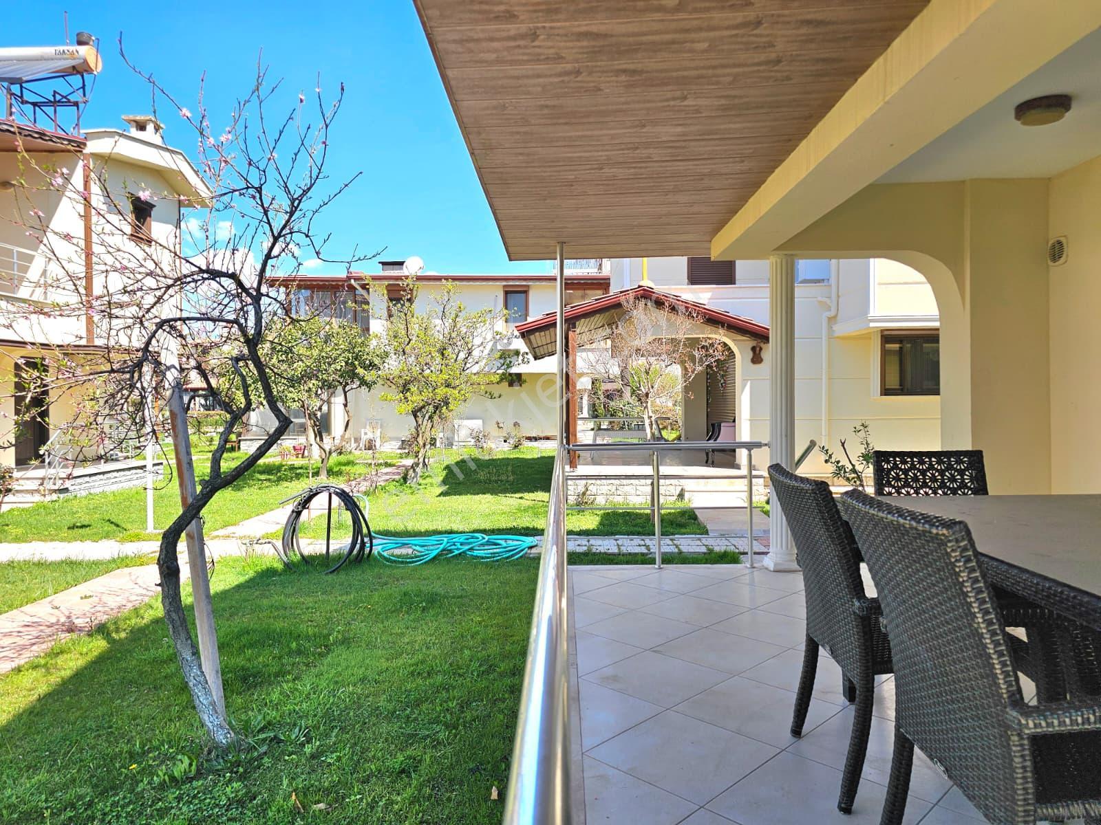 Burhaniye Ören'de, Plaja Sıfır Site İçinde, Özel Mimari, Eşyalı Müstakil Satılık Villa - Görsel 12