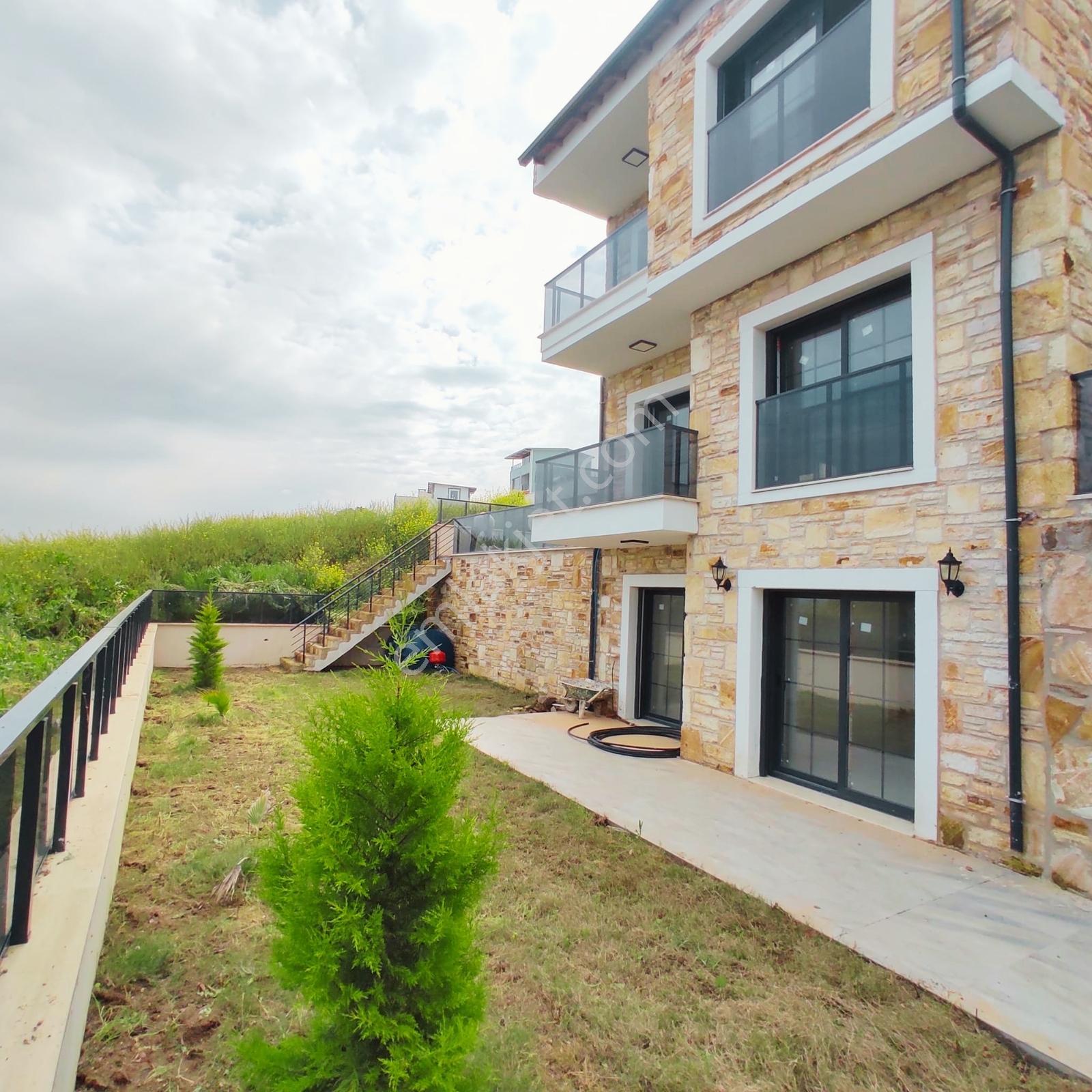 Yeni Foça'da Deniz Manzaralı Satılık Sıfır Villa - Görsel 12