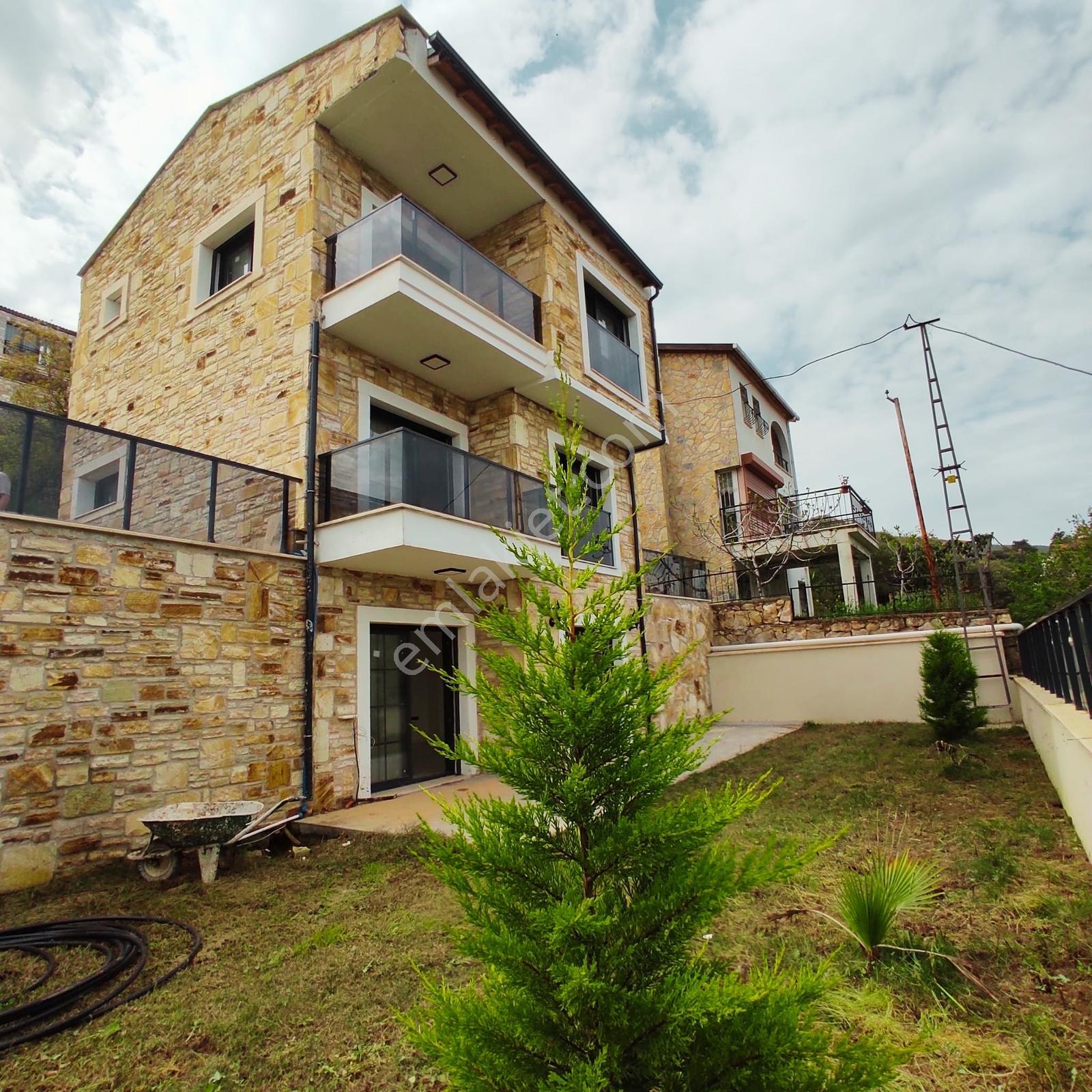Yeni Foça'da Deniz Manzaralı Satılık Sıfır Villa