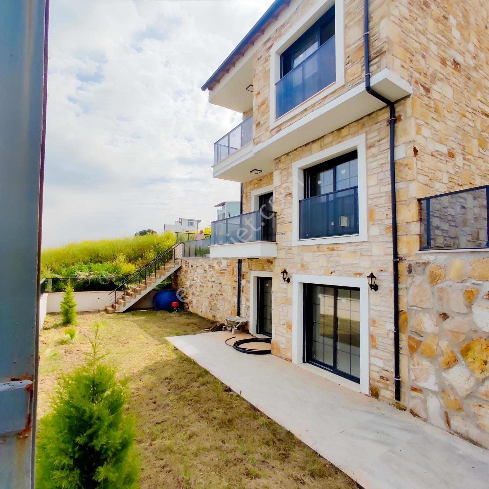 Yeni Foça'da Deniz Manzaralı Satılık Sıfır Villa - Görsel 14