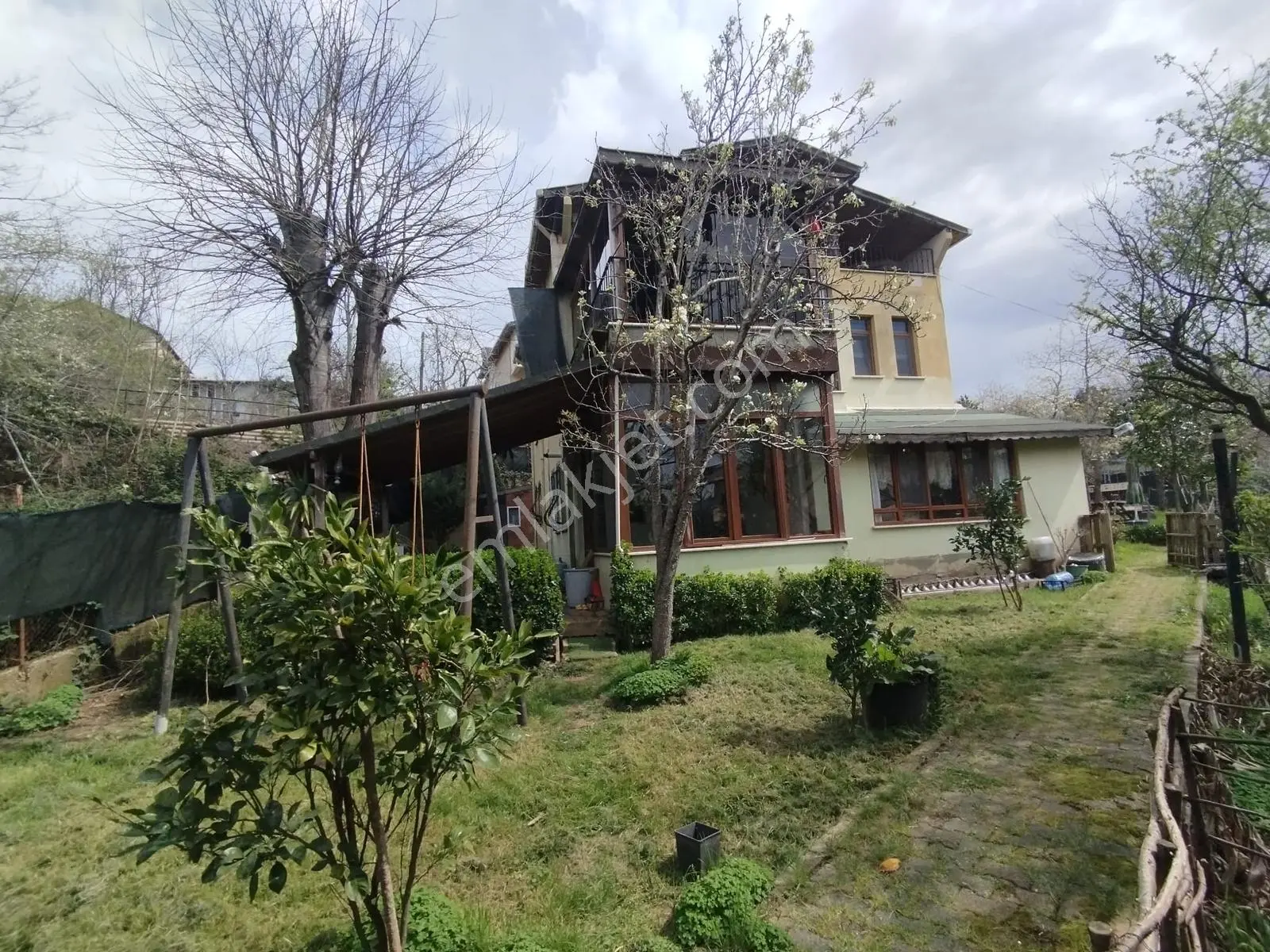 Satılık Beykozda Elmalı Köyünde Müstakil Bahçeli Ev