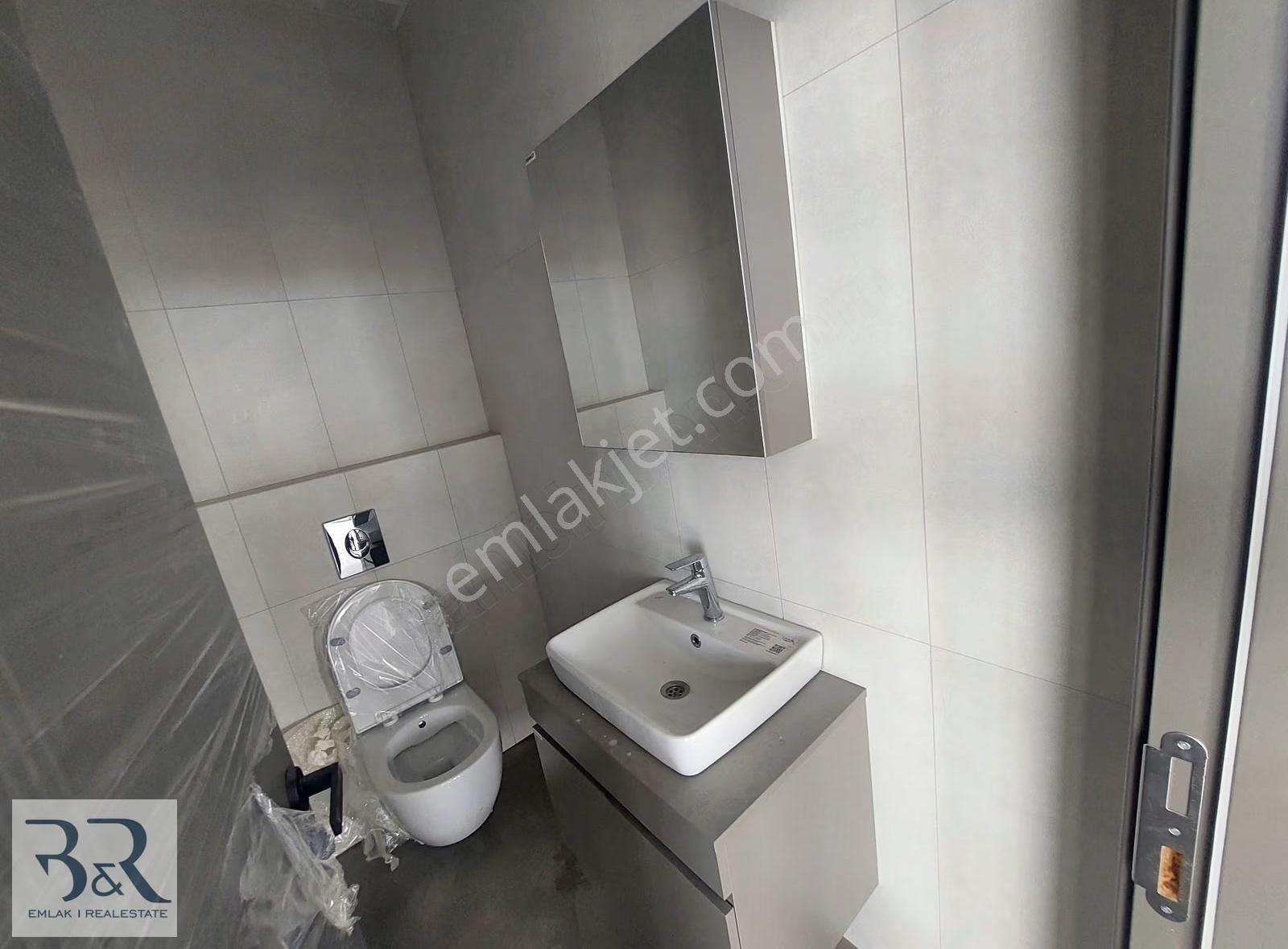 Kuşadası Tam Merkezde Cadde Üstü Sıfır Binada Kiralık Ofisler - Görsel 8