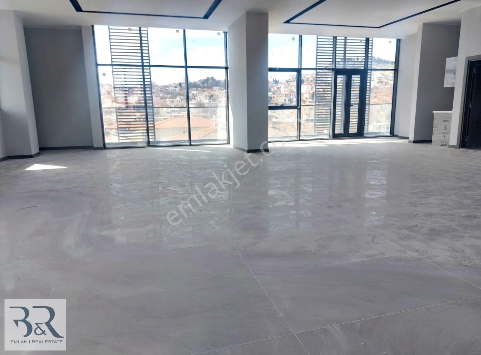 Kuşadası Tam Merkezde Cadde Üstü Sıfır Binada Kiralık Ofisler - Görsel 4