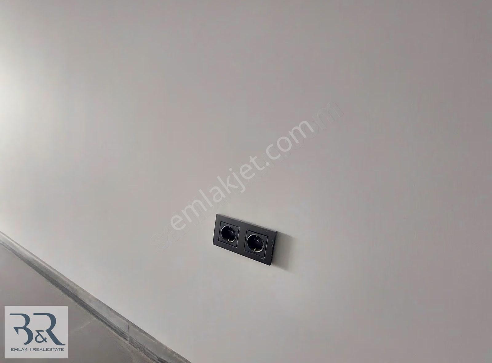 Kuşadası Tam Merkezde Cadde Üstü Sıfır Binada Kiralık Ofisler - Görsel 15