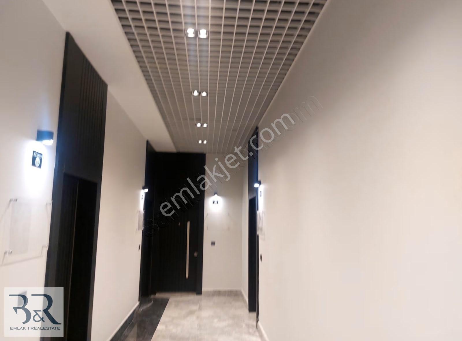 Kuşadası Tam Merkezde Cadde Üstü Sıfır Binada Kiralık Ofisler - Görsel 27