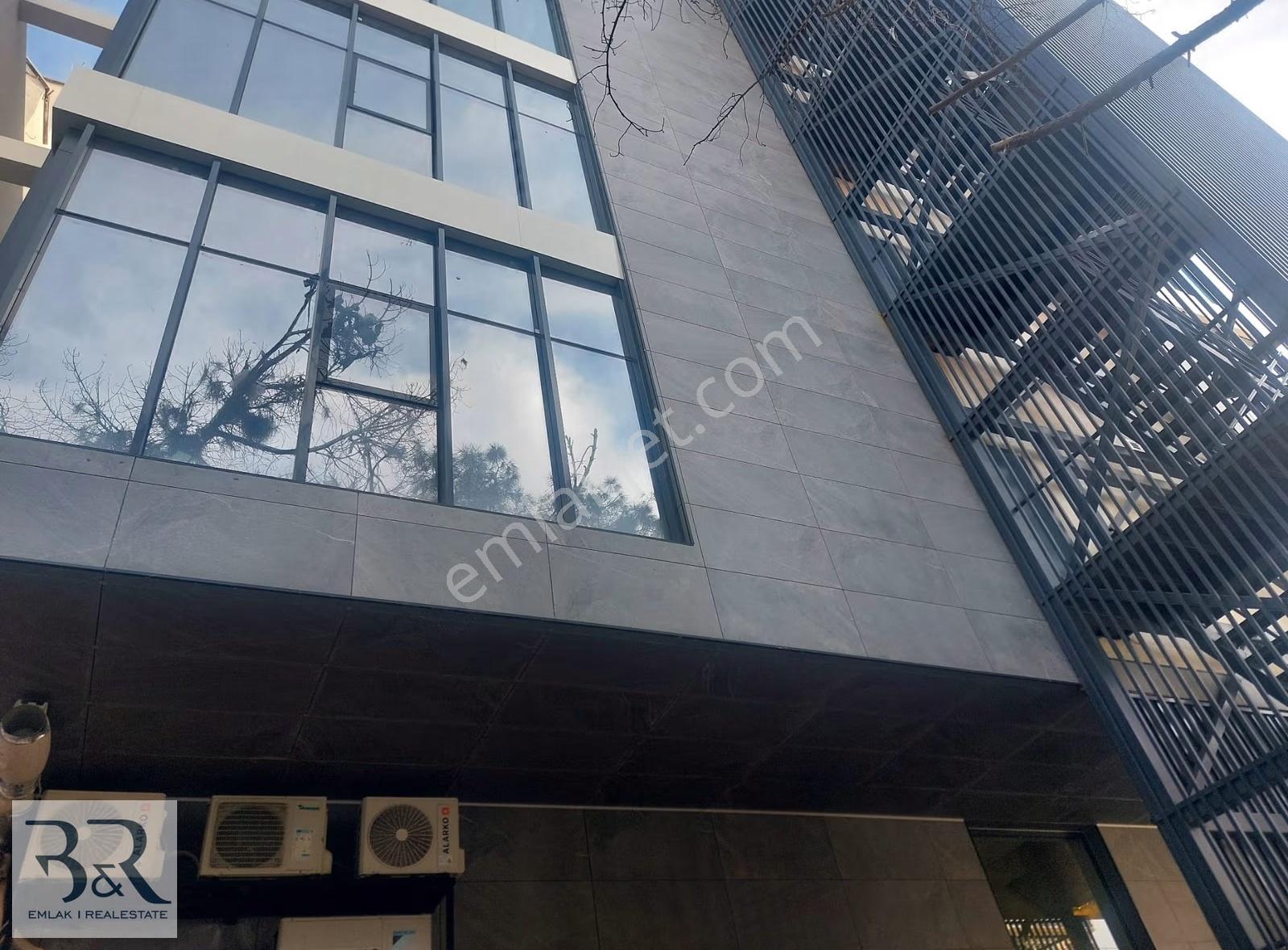 Kuşadası Tam Merkezde Cadde Üstü Sıfır Binada Kiralık Ofisler - Görsel 26