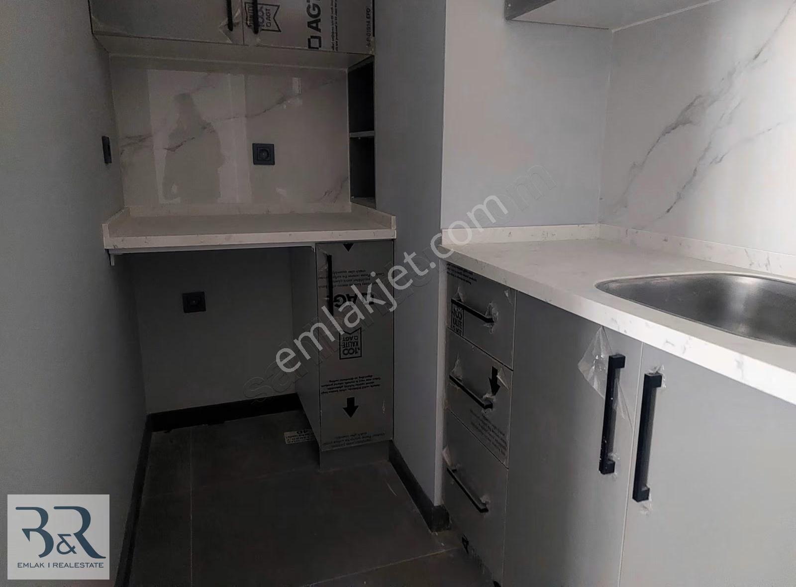 Kuşadası Tam Merkezde Cadde Üstü Sıfır Binada Kiralık Ofisler - Görsel 14