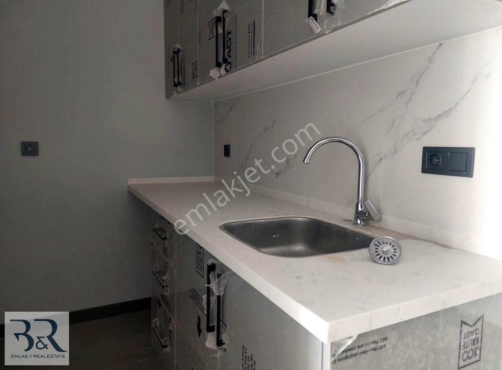 Kuşadası Tam Merkezde Cadde Üstü Sıfır Binada Kiralık Ofisler - Görsel 16