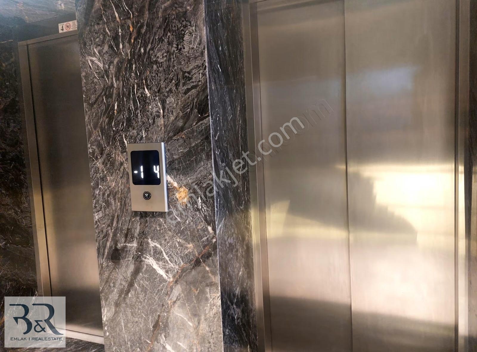 Kuşadası Tam Merkezde Cadde Üstü Sıfır Binada Kiralık Ofisler - Görsel 11