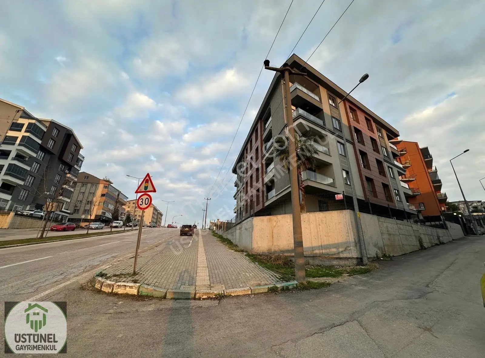 Üstüne'den Anafartar Cepheli Lüks Geniş Hazır Kiracılı Daire