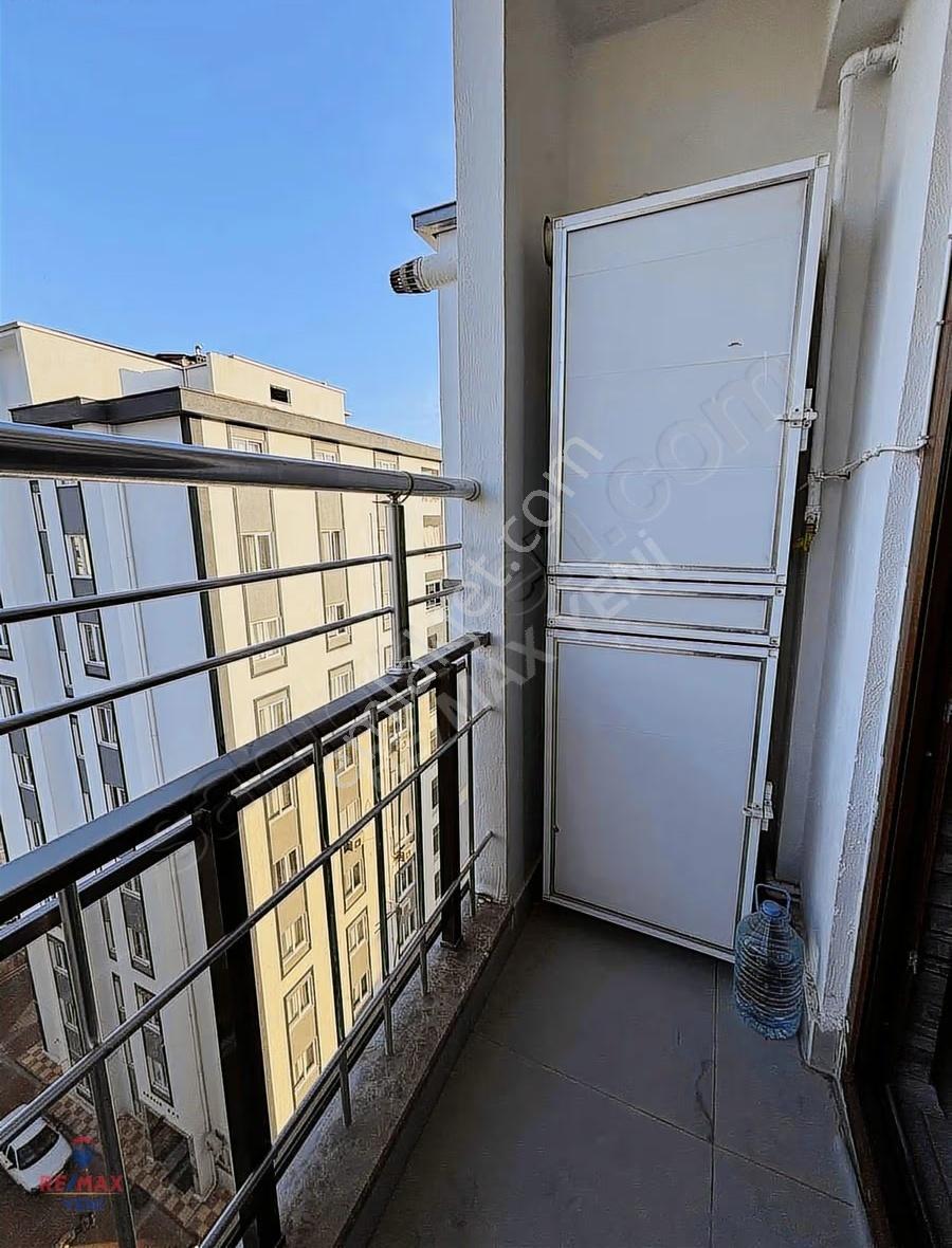 Remax Yeni'den Harika Konumlu Satılık Eşyalı Balkonlu 1+1 Daire - Görsel 2