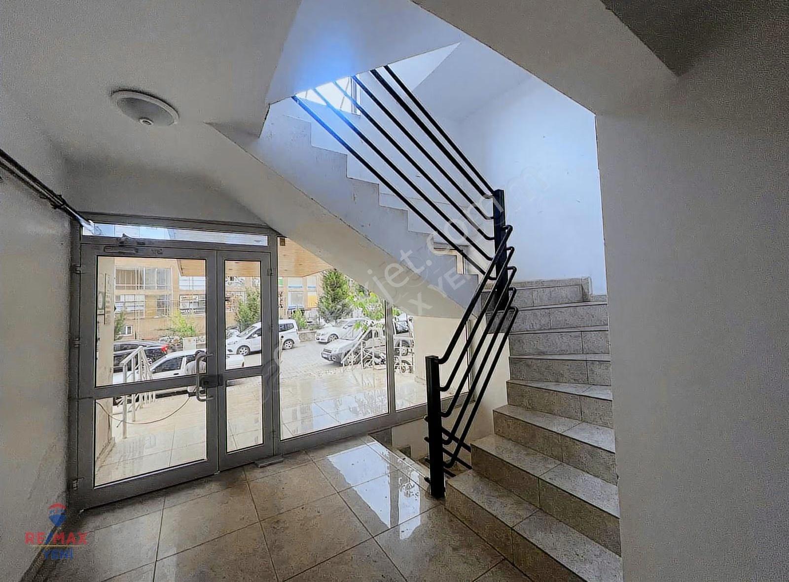 Remax Yeni'den Harika Konumlu Satılık Eşyalı Balkonlu 1+1 Daire - Görsel 13