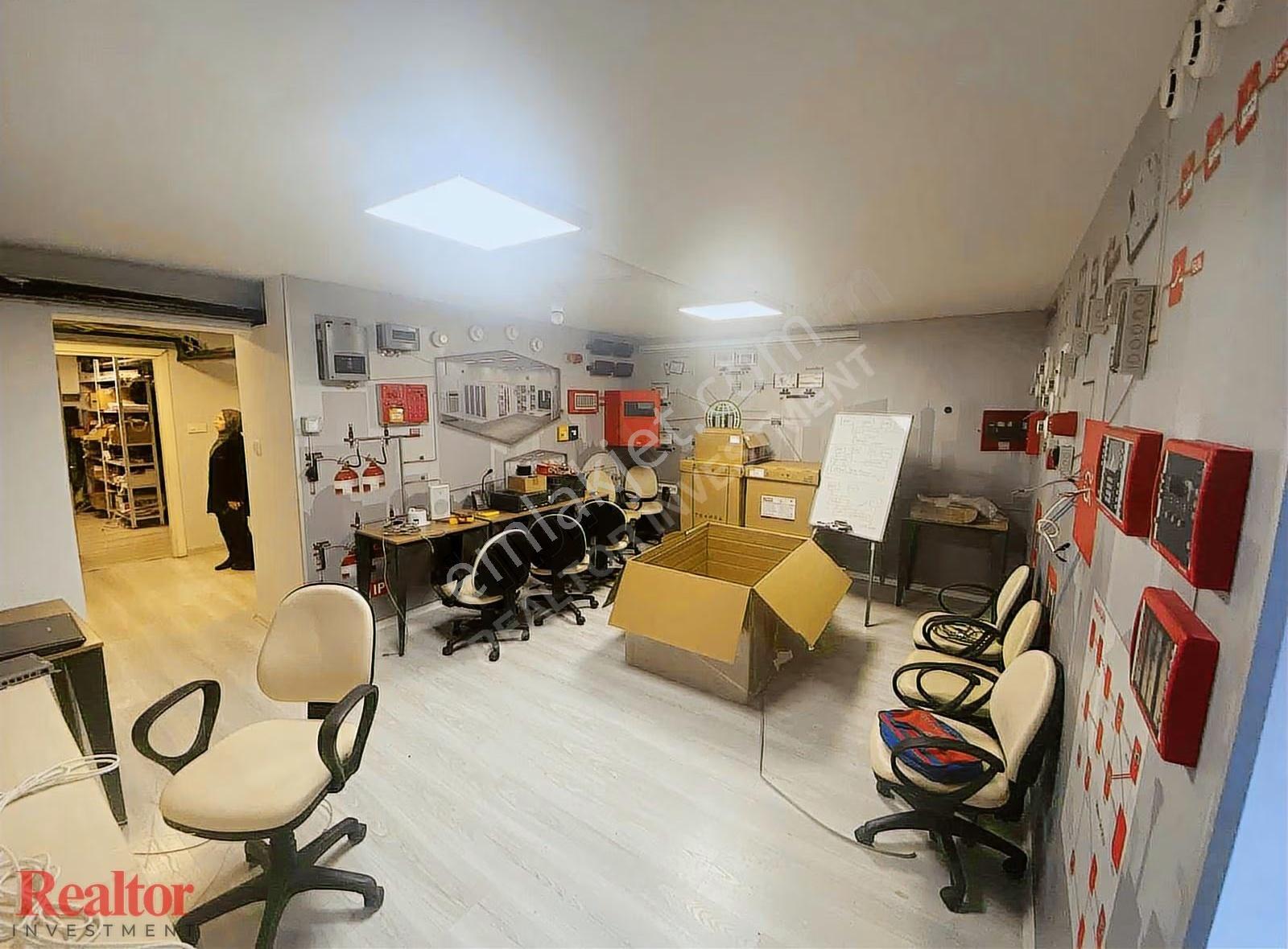 Koşuyolu'nun En Nezih Sokağında 360m2 Muhteşem Villa Fırsatı - Görsel 24