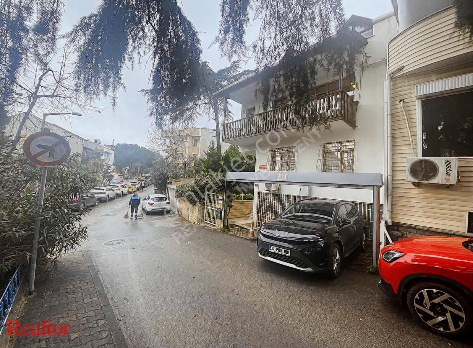 Koşuyolu'nun En Nezih Sokağında 360m2 Muhteşem Villa Fırsatı - Görsel 15
