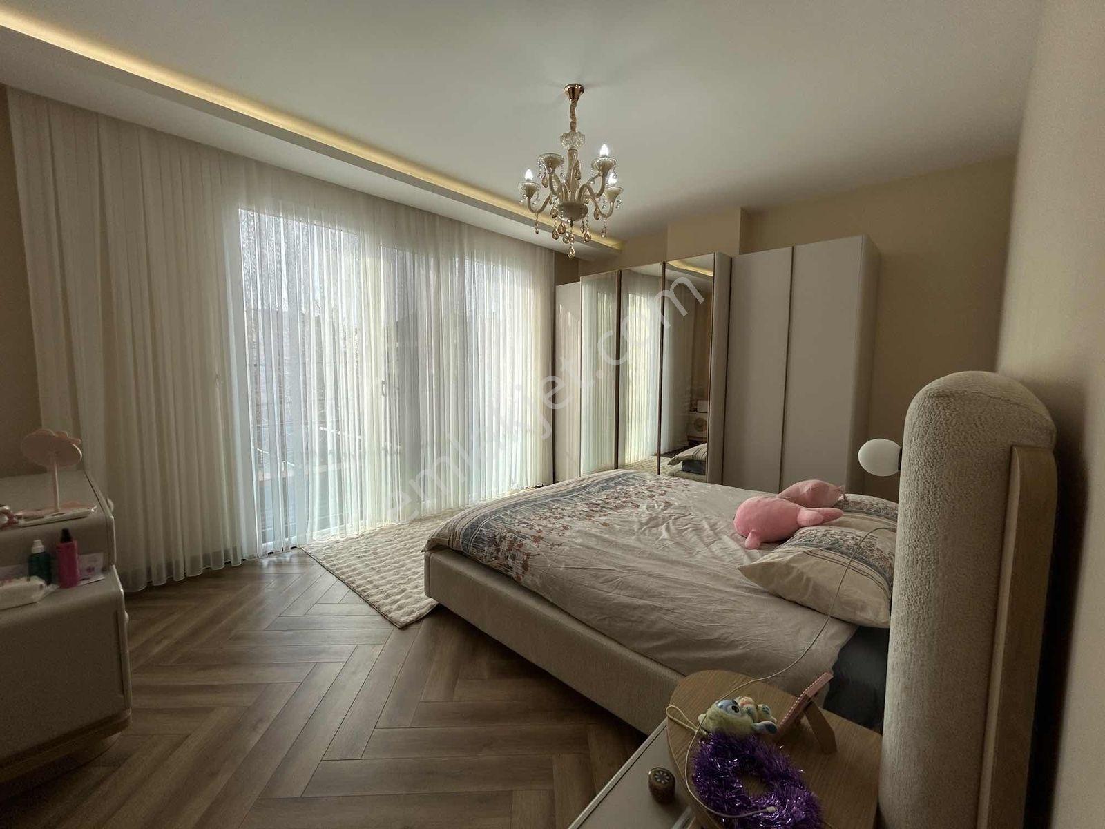 Güzelce'de Müstakil Bahçeli Havuzlu Deniz Manzaralı Villa