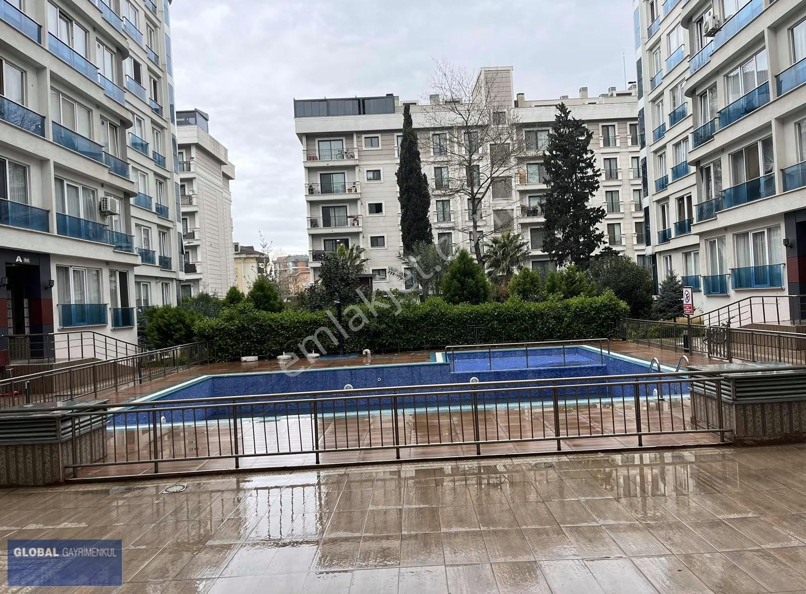 Merkezi Konumda Site İçinde Havuz Cepheli Satılık 2+1 Daire
