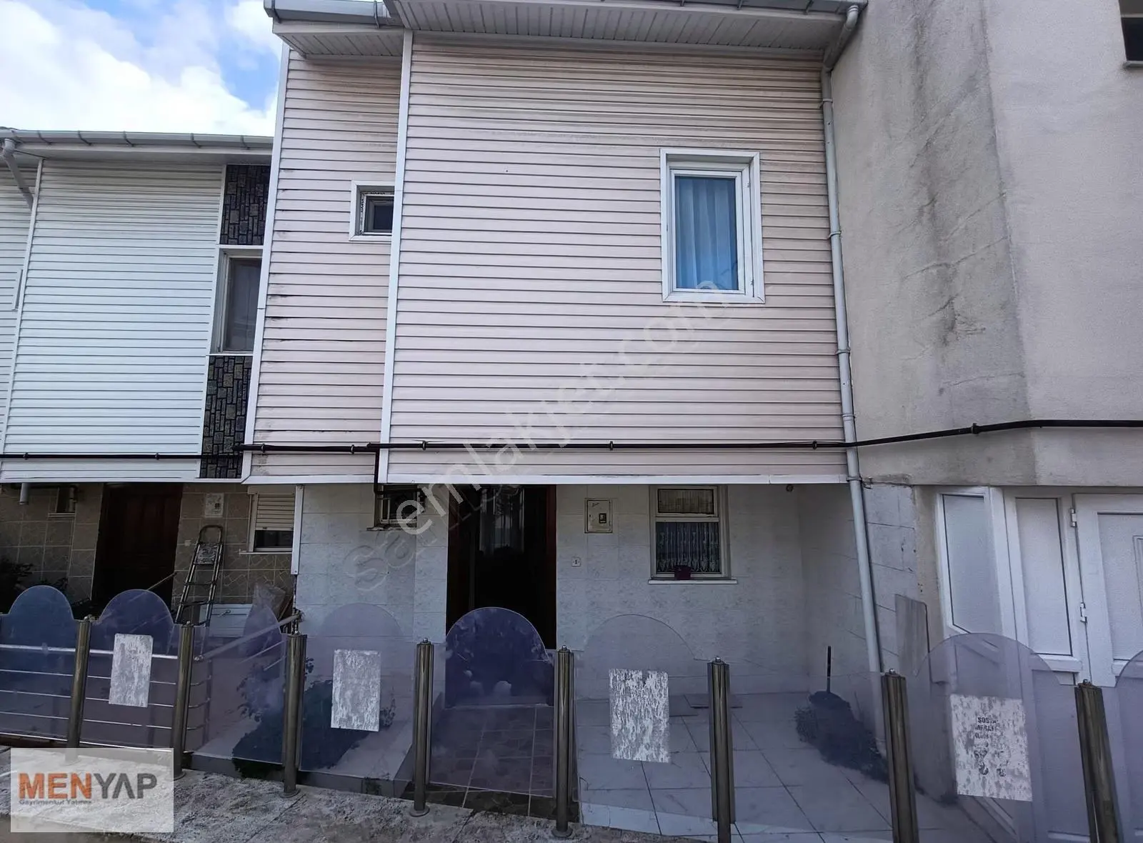Marmara Ereğlisinde Havuzlu Site İçerisinde 3 Katlı Villa