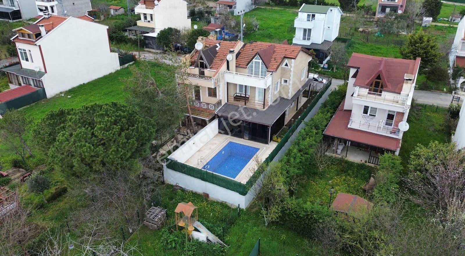 Silivri Çanta'da Denize Yürüme Mesafesinde Havuzlu 5+1 Villa