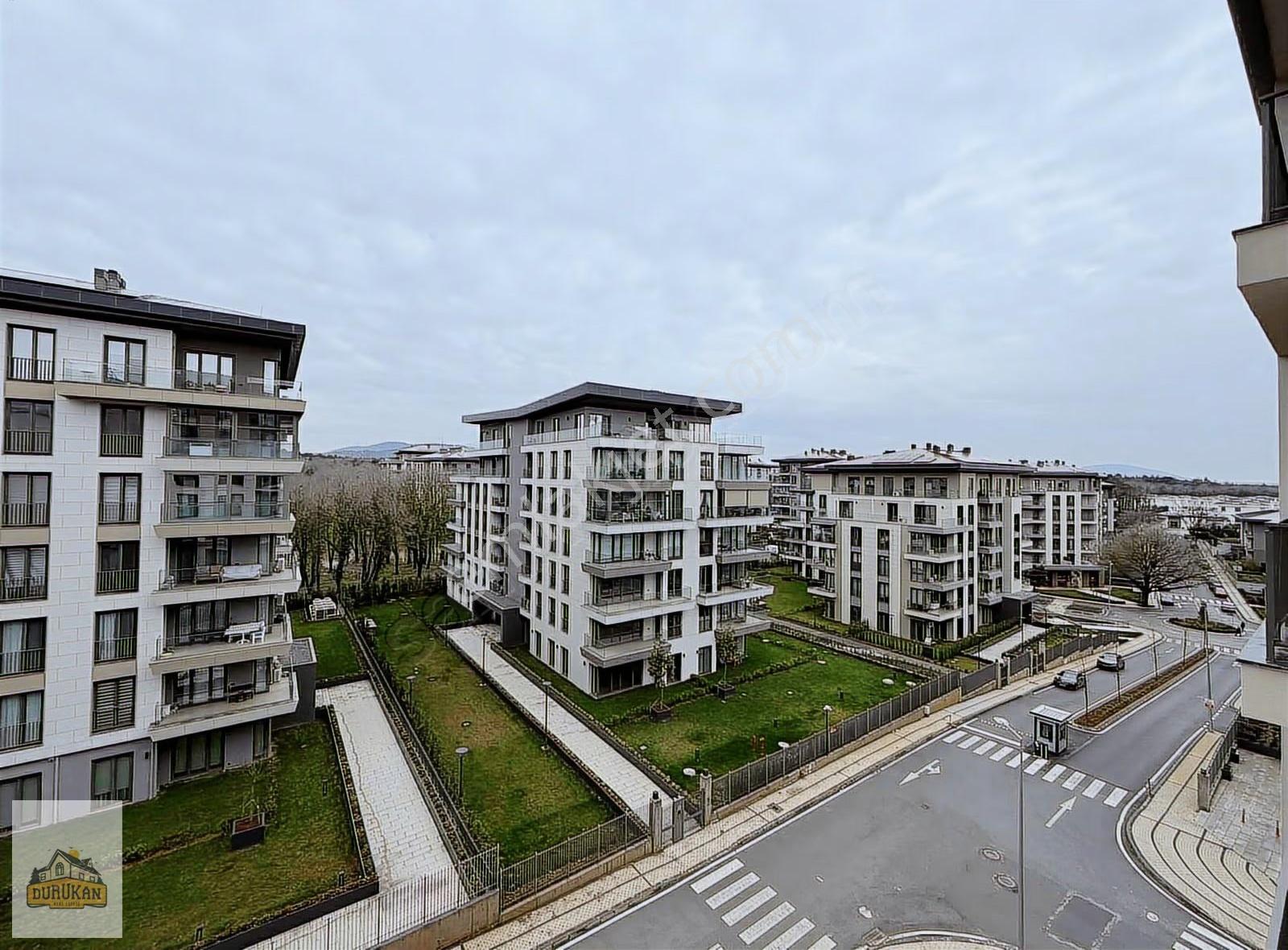 Emlak Konut Çınarköy Evleri'nde 4+1 220 M² | Geniş Plan